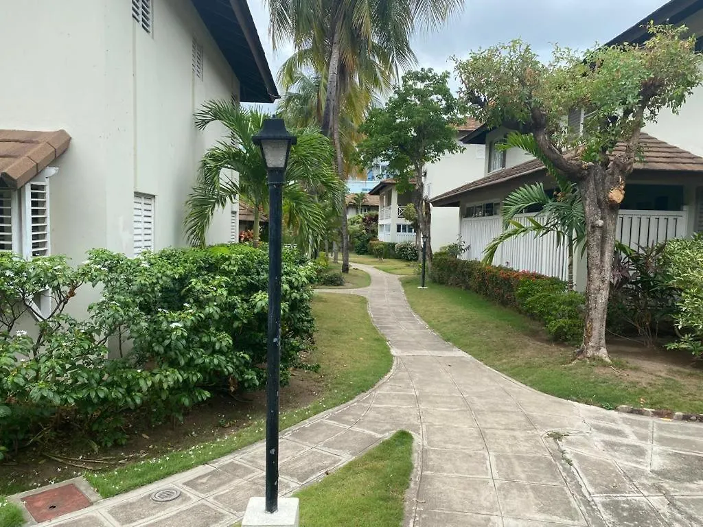 Finest Accommodation Renfrew Place 1 Bedroom Apt # 42 New Kgn 4--12 Renfrew Rd Kingston