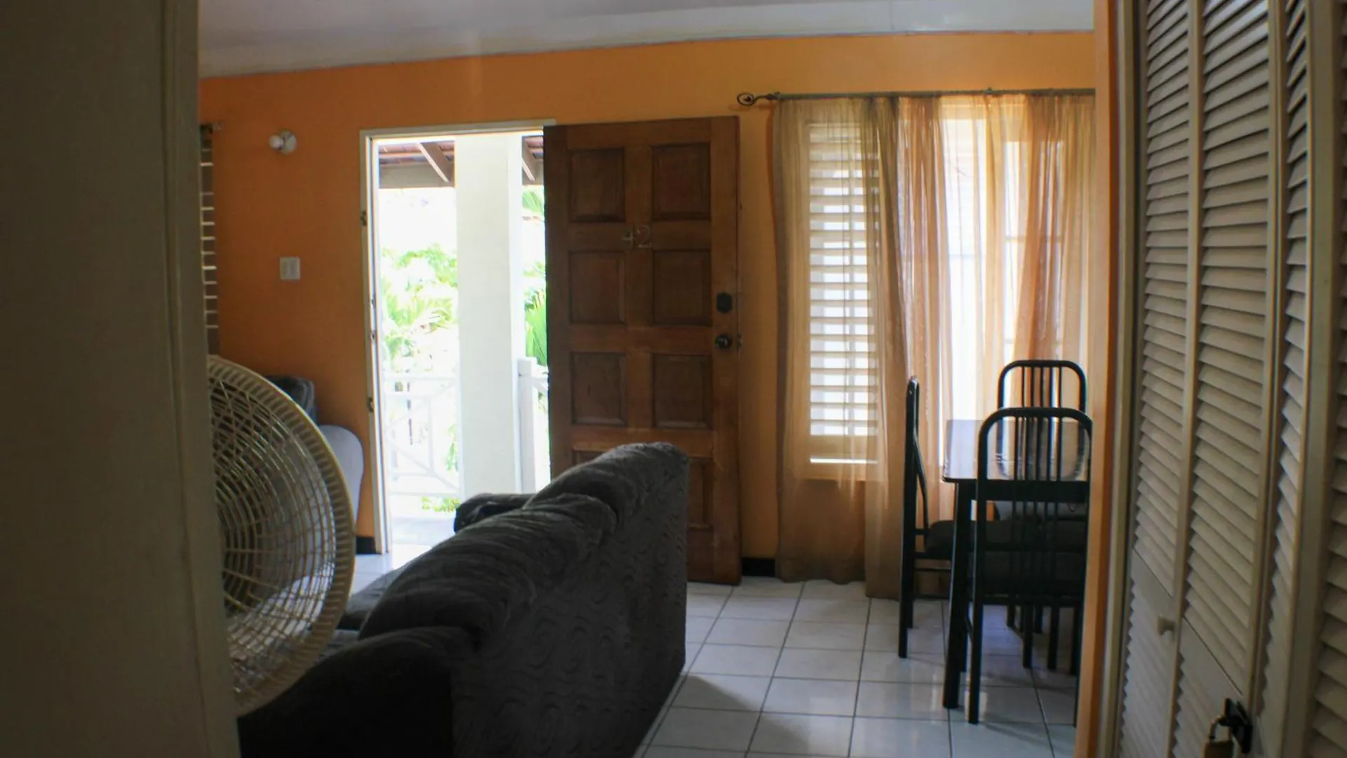 Finest Accommodation Renfrew Place 1 Bedroom Apt # 42 New Kgn 4--12 Renfrew Rd Kingston