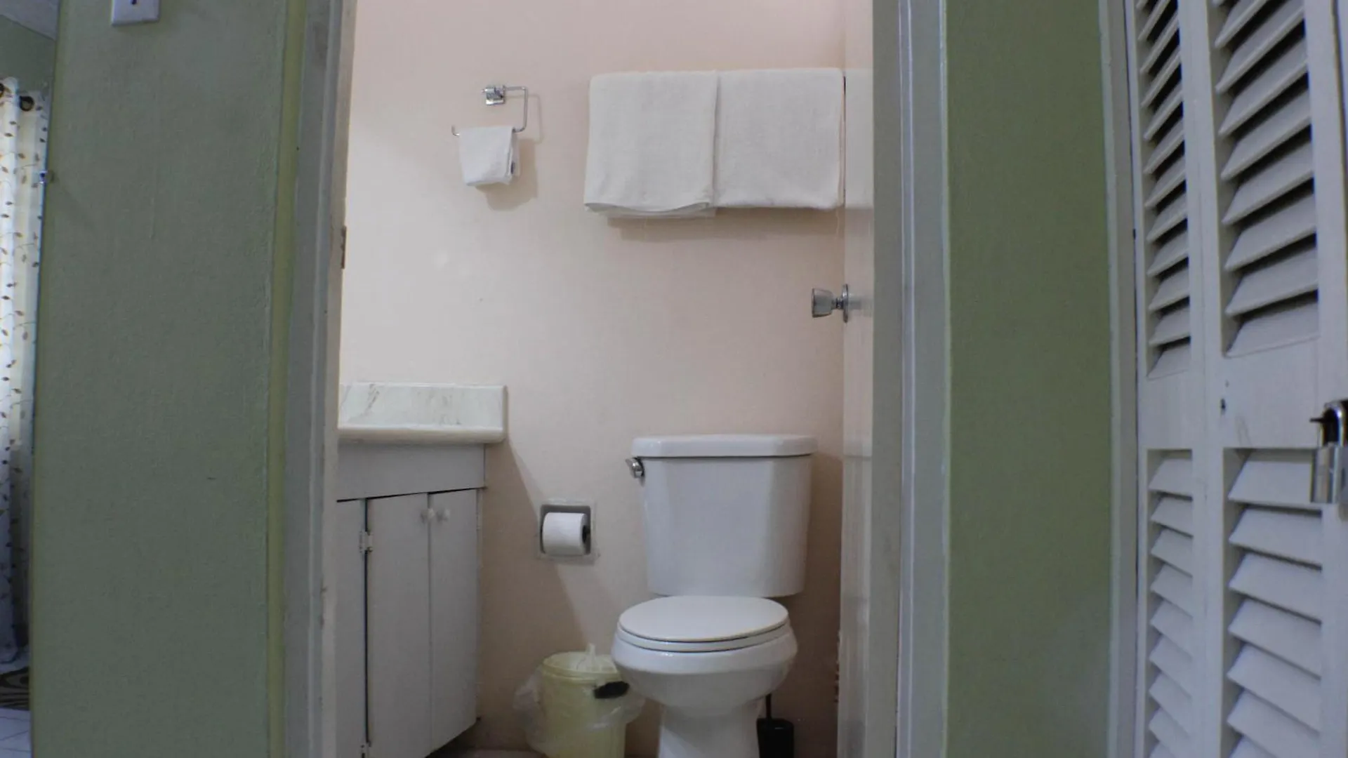 Finest Accommodation Renfrew Place 1 Bedroom Apt # 42 New Kgn 4--12 Renfrew Rd Kingston Apartment