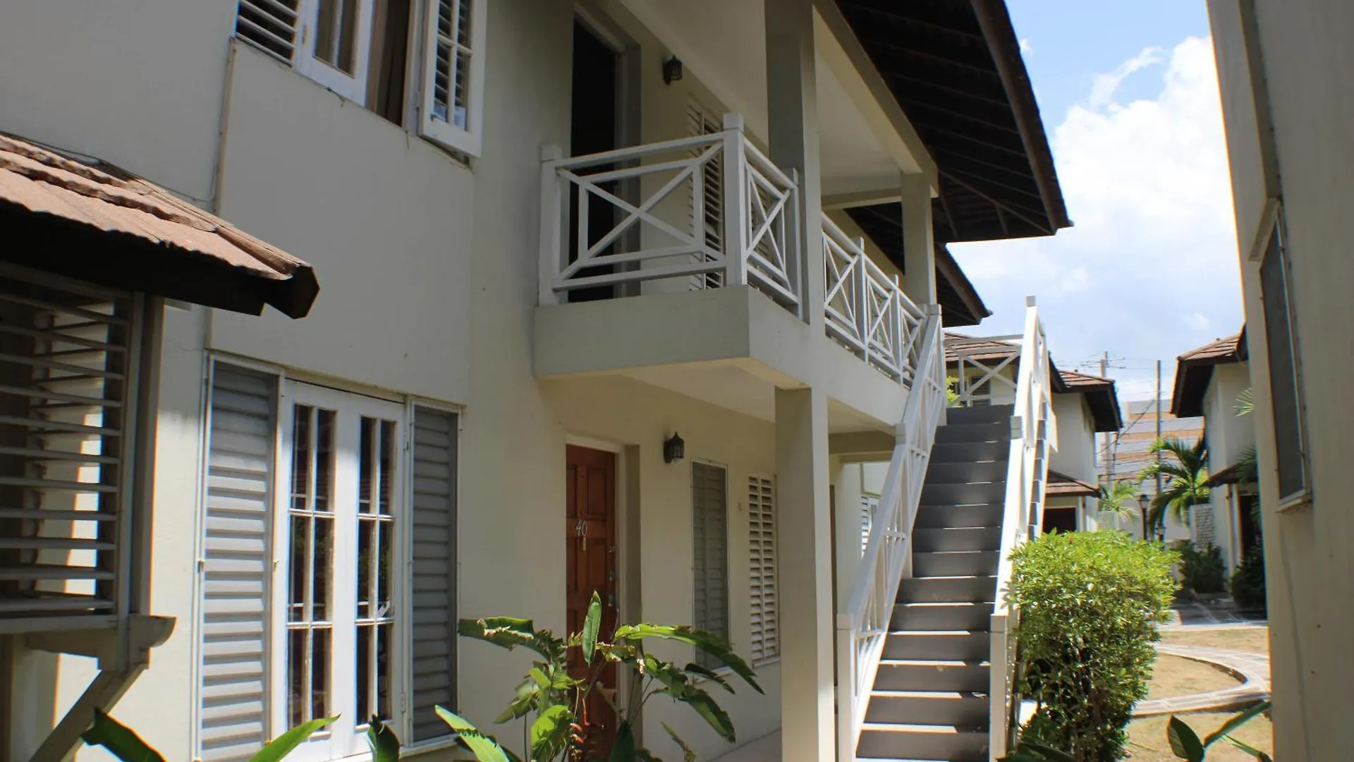 Finest Accommodation Renfrew Place 1 Bedroom Apt # 42 New Kgn 4--12 Renfrew Rd Kingston