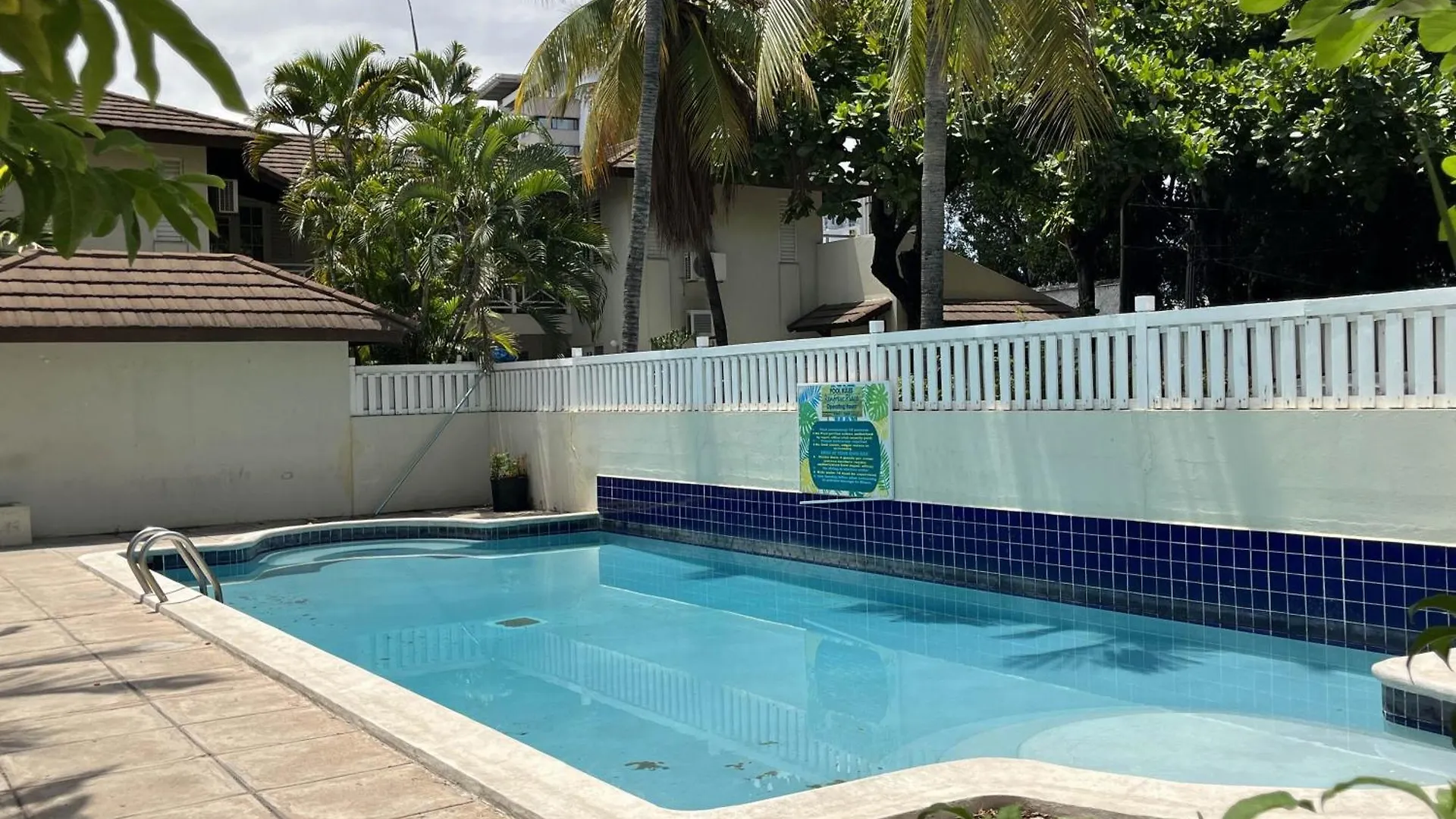Finest Accommodation Renfrew Place 1 Bedroom Apt # 42 New Kgn 4--12 Renfrew Rd Kingston Apartment