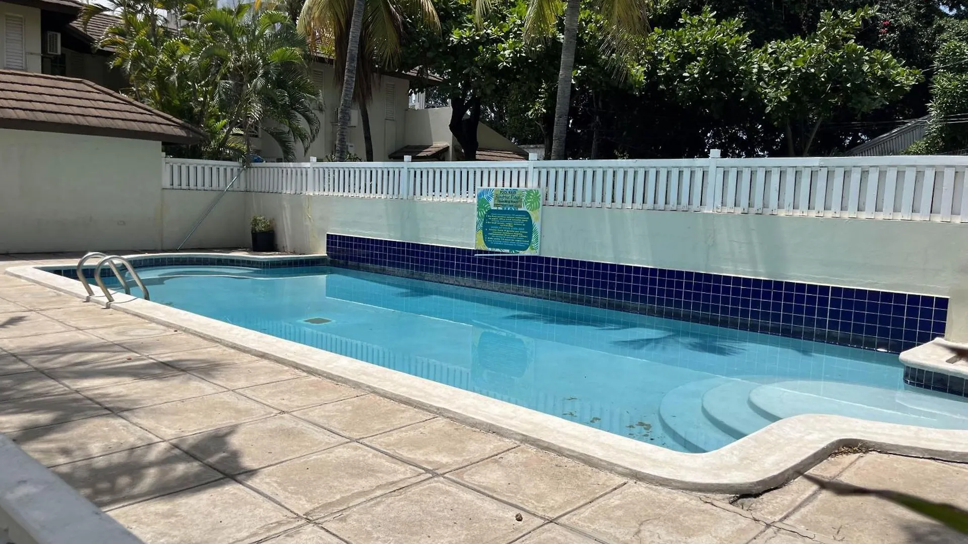 Finest Accommodation Renfrew Place 1 Bedroom Apt # 42 New Kgn 4--12 Renfrew Rd Kingston Apartment