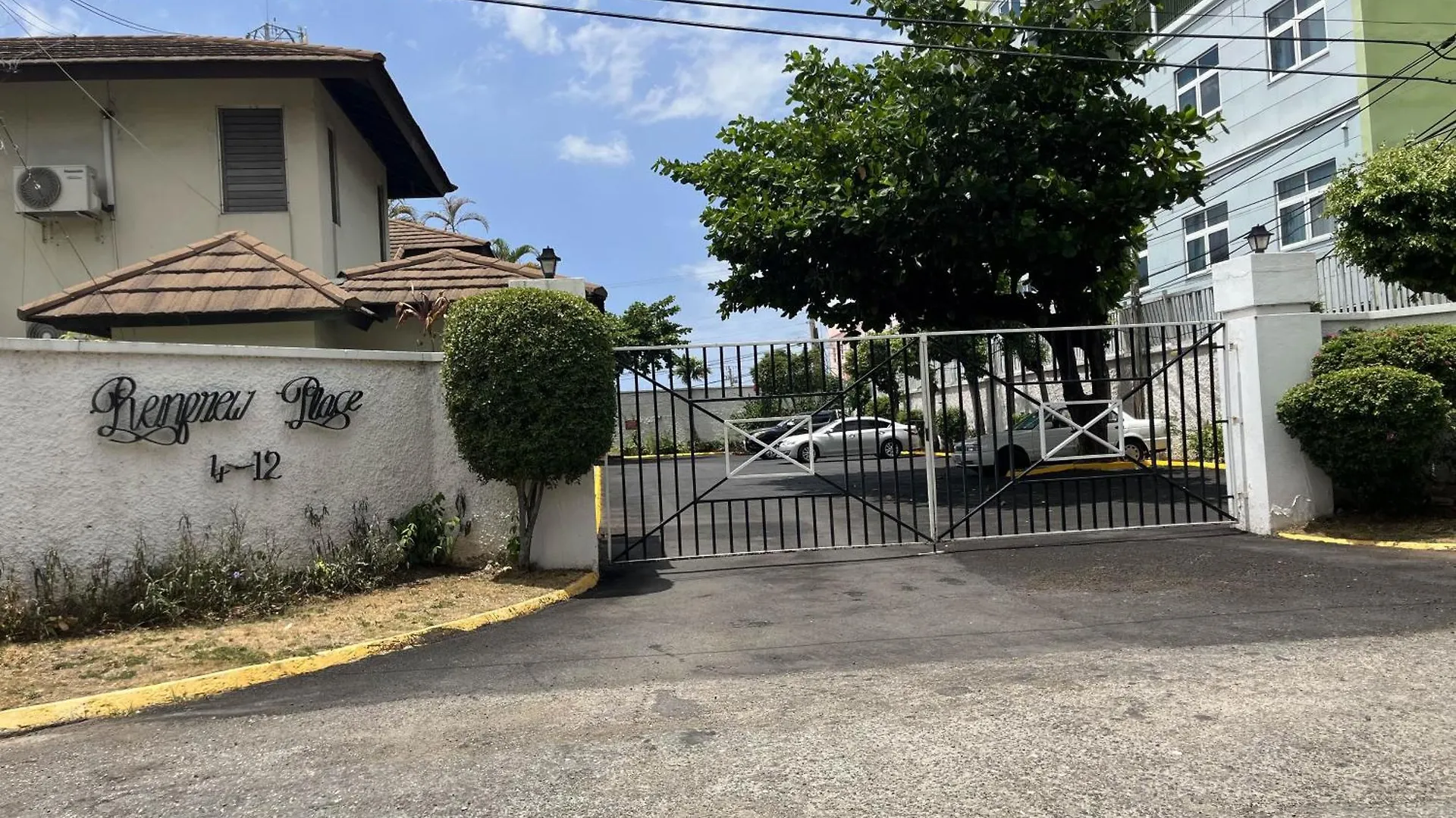 Finest Accommodation Renfrew Place 1 Bedroom Apt # 42 New Kgn 4--12 Renfrew Rd Kingston
